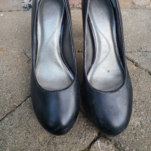 Tahari SOPHIA Black Leather Platform Pump Heels - Picture 3 of 7